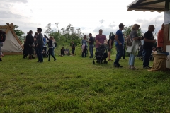 Festbesucher und Lageristen
