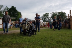 Festbesucher und Lageristen