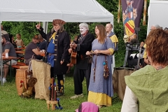 Festbesucher und Lageristen